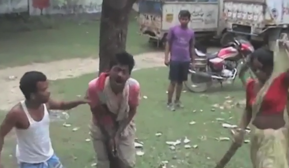 Cum este pedepsit un violator in India. Suspectul a fost legat de un copac si batut de multimea furioasa. VIDEO