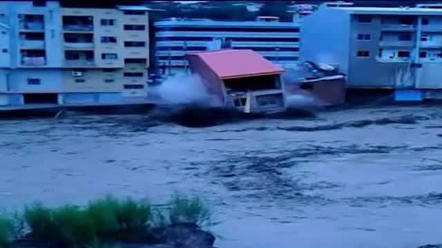 Inundatiile puternice au facut ravagii in nordul Iranului. 16 oameni au murit, cateva cladiri s-au prabusit din cauza apelor