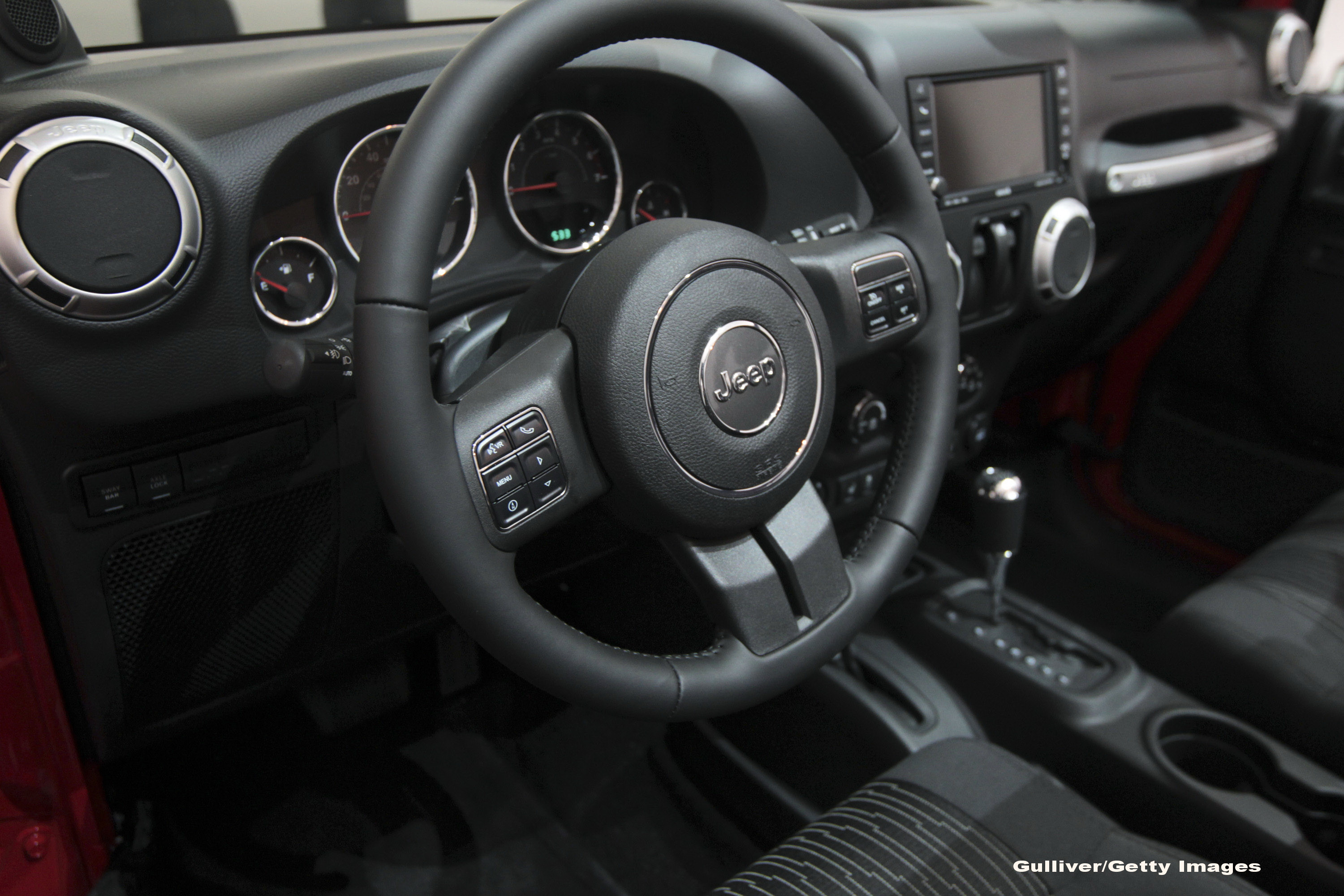 O masina nu prea "smart". Hackerii au preluat controlul unui jeep si l-au rasturnat in sant, de la o distanta de 15 kilometri