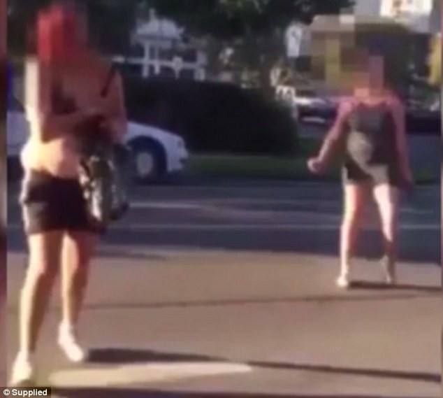 Doua adolescente se cearta pe o geanta, in plina strada, pana cand una scoate o foarfeca. Incident bizar in Australia