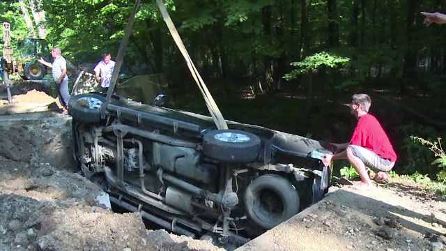 Un barbat a plonjat cu jeep-ul intr-o groapa, in padurea Trivale din Pitesti. Cum a pierdut controlul masinii