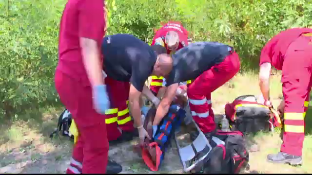 Un pescar din Galati e in stare grava, dupa ce i-a explodat un cartus in mana. Barbatul a incercat sa-l curete cu o sarma