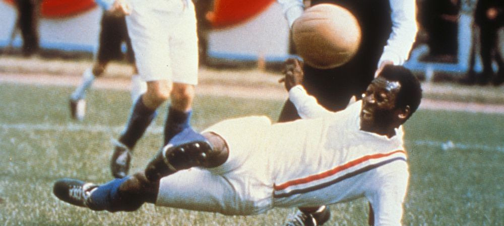 1281 de goluri in 1363 de meciuri! Nu e un joc de FIFA, este ZEUL Fotbalului! Povestea sa reala e incredibila