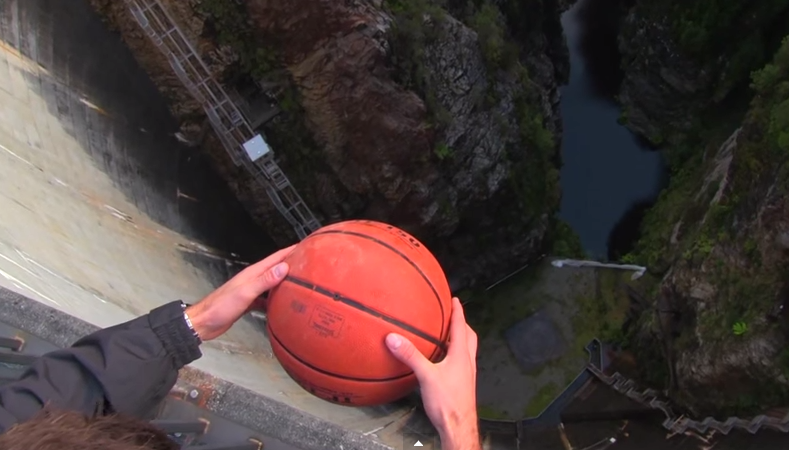 Uite ce se intampla cu mingea aceasta care cade de pe un baraj direct in lac VIDEO