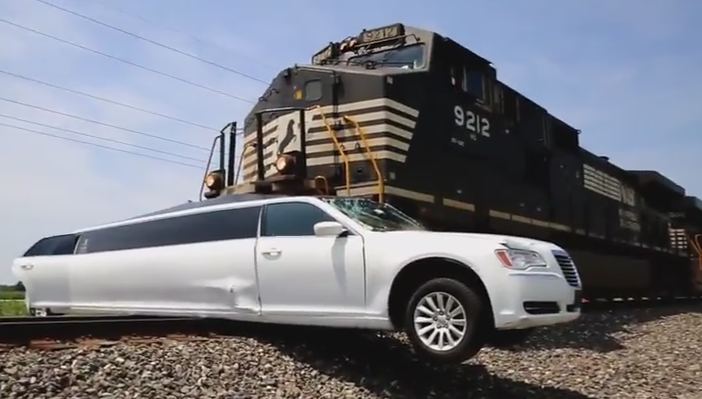 Scena ca la Hollywood, pe o cale ferata. O limuzina a fost spulberata de un tren. Cum au reusit sa scape pasagerii. VIDEO