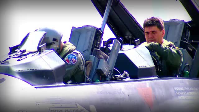 Pilotii romani au ajuns la bordul avioanelor F16 care ne costa 600 de milioane EUR. Primele antrenamente au loc in Portugalia