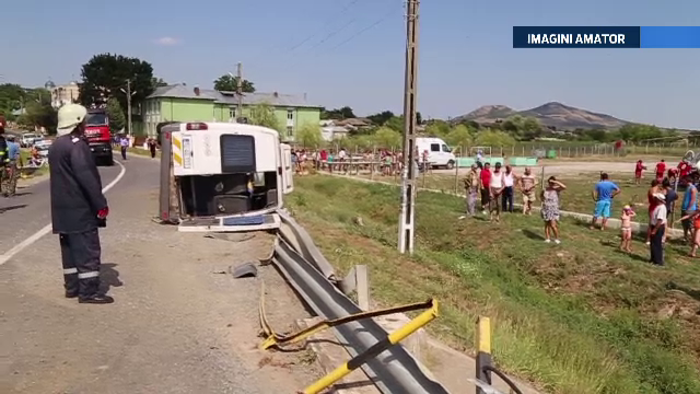 Au tras o speritura sora cu moartea. Un microbuz cu tot cu pasageri s-a rasturnat dupa ce a fost lovit de o masina