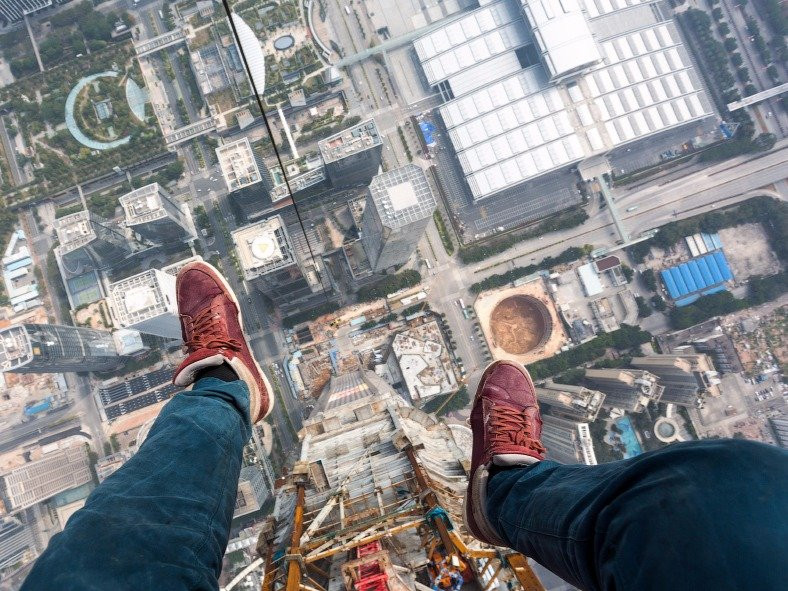 Isi risca viata pentru niste poze. Imaginile facute de doi tineri de pe cele mai inalte cladiri din lume iti taie rasuflarea