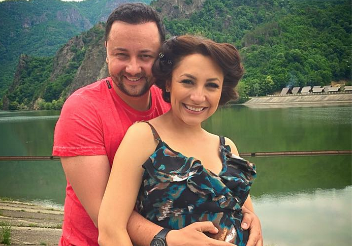 Andra a fost externata din spital si si-a dus fetita acasa. Catalin: "Iau fetele si incepe distractia!"