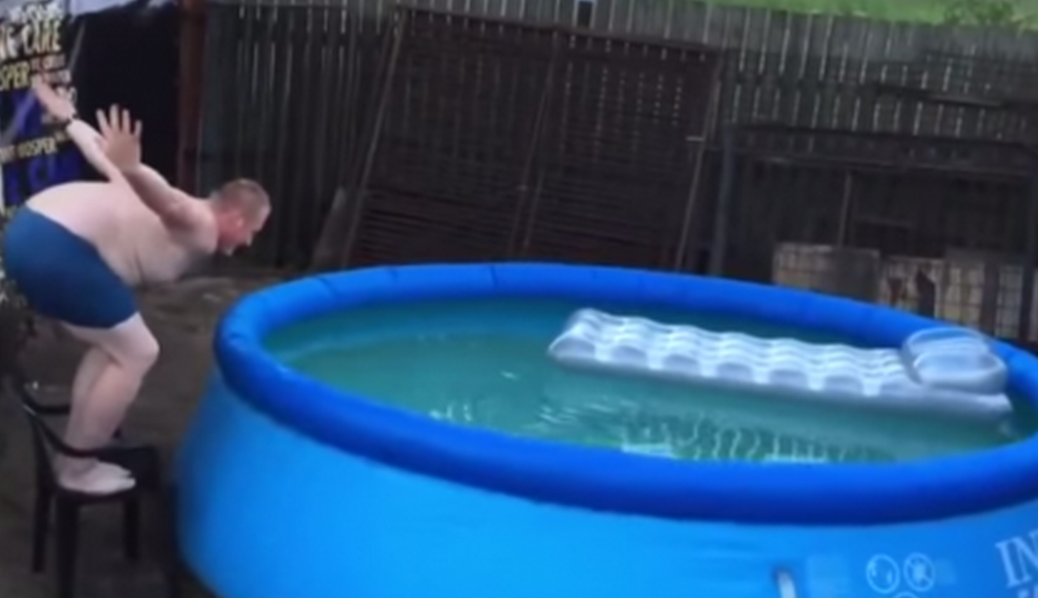 Ce se intampla cand acest barbat incearca sa plonjeze intr-o piscina gonflabila. Imaginile amuzante au devenit virale: VIDEO