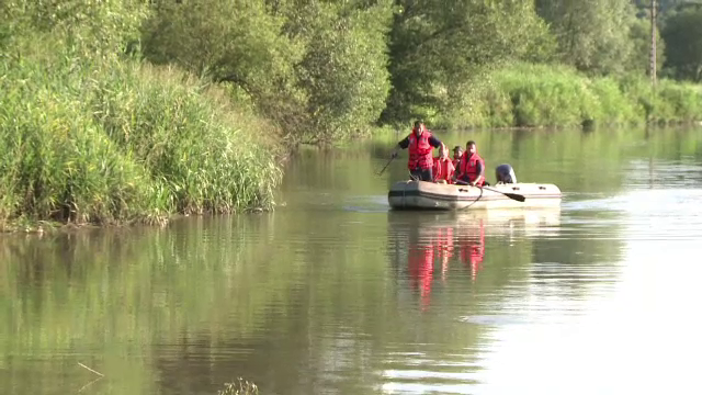 Baietelul pe care "mama eroina" nu a mai reusit sa-l salveze a fost gasit inecat. Cum si-au pierdut cei doi viata in raul Olt