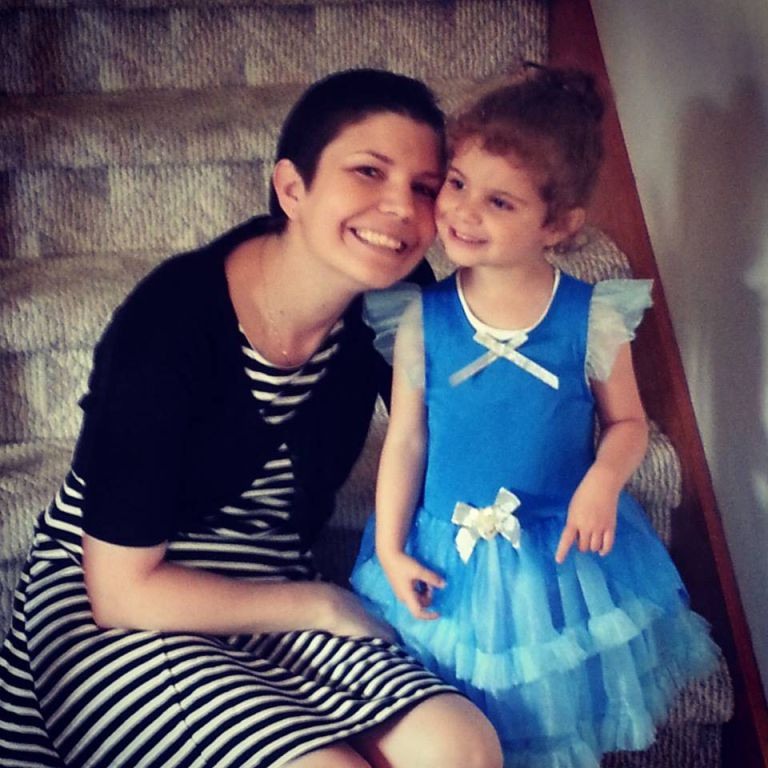 Gestul emotionant pe care l-a facut o mama bolnava de cancer, in faza terminala, pentru fiica ei de 4 ani