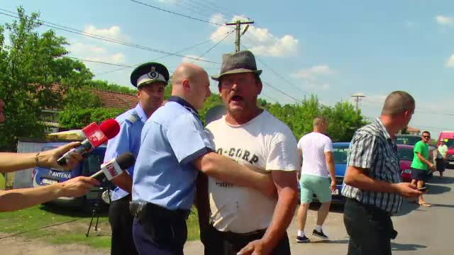 Localnicii din Valeni fac zid in fata celor 7 agresori. Jurnalistele au fost amenintate: "Ar trebui sa va violeze tot satul"