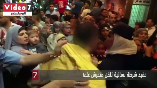 Cum a pedepsit o politista din Egipt un barbat care si-a agresat verbal sotia, in fata unui cinematograf