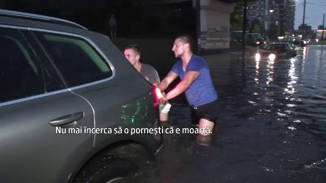 In Arad a plouat intr-o seara cat pentru o luna. Pe strazi, era apa de jumatate de metru: "Am pierdut si numarul la masina"