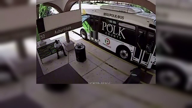 A vrut sa se razbune pe soferul unui autobuz, dar s-a facut de ras. Ce a patit un tanar cand s-a trantit de usile vehiculului