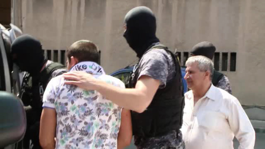 Politia cauta in toata tara trei suspecti in cazul crimei oribile de la Sinesti. Alte patru persoane sunt deja in arest