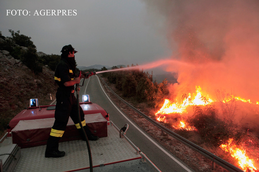 Canicula provoaca incendii uriase pe doua continente. In cea mai bogata regiune a lumii, pompierii fac economie la apa