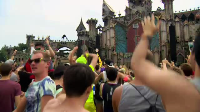 Cum se organizeaza in alte tari un festival cu un milion de spectatori. Bratari electronice si oferte la bere