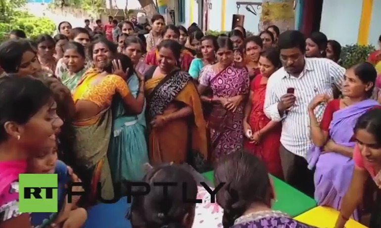 O eleva din India a murit dupa ce a fost pedepsita de un profesor sa stea in genunchi. Multimea furioasa a distrus scoala