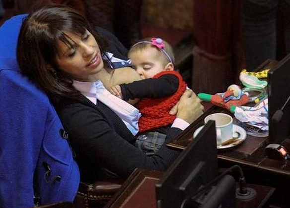 Imagine virala. O politiciana din Argentina, laudata dupa ce a fost fotografiata in timp ce isi alapta fetita in Parlament
