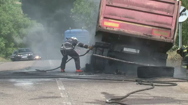 A vrut sa dea o mana de ajutor unui sofer, dar a ajuns la spital cu arsuri. Explozia unui cauciuc a blocat traficul din zona