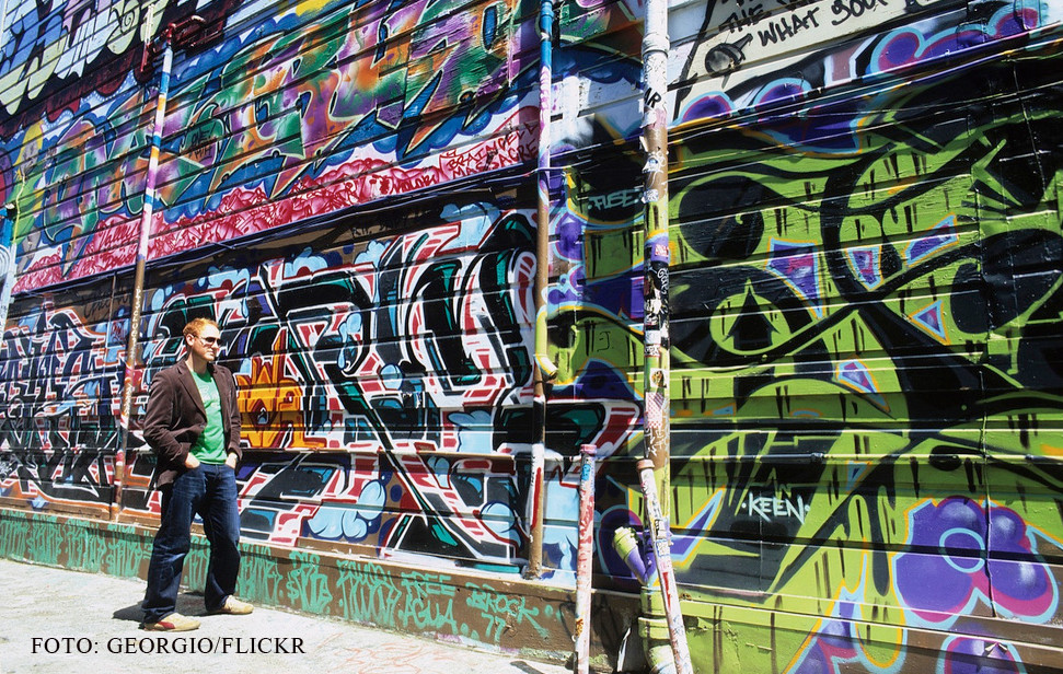 Solutia gasita de o primarie din SUA pentru ca oamenii sa nu-si mai faca nevoile pe ziduri. "Nu e magie, e doar vopsea"