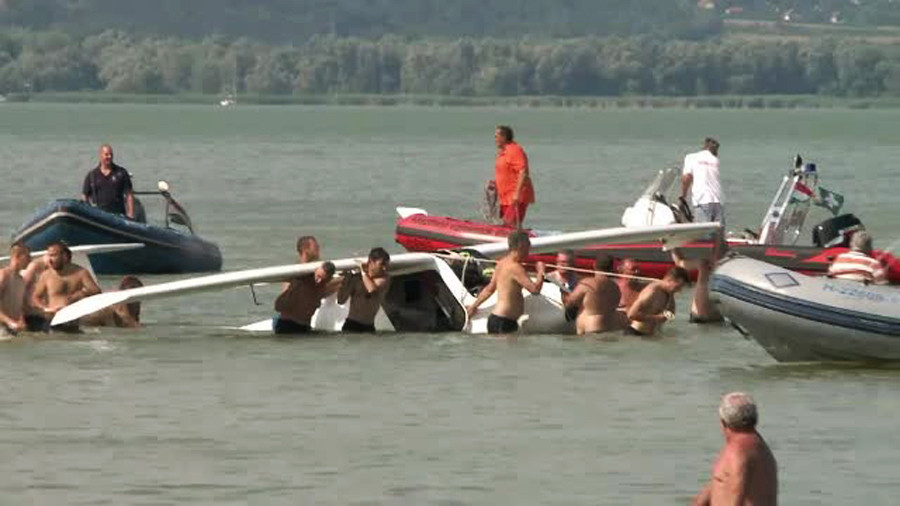 Au ajuns cu avionul direct in apele lacului Balaton. Cum au reactionat turistii care au fost martori la accident