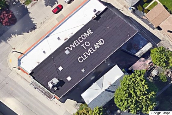 Ce vad pilotii si pasagerii avioanelor care trec peste casa acestui barbat. "Am facut-o pentru a ma amuza". FOTO