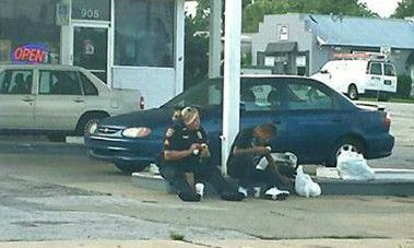 Gestul frumos facut de o politista fata de un cersetor. Fotografia a primit numeroase mesaje de felicitari