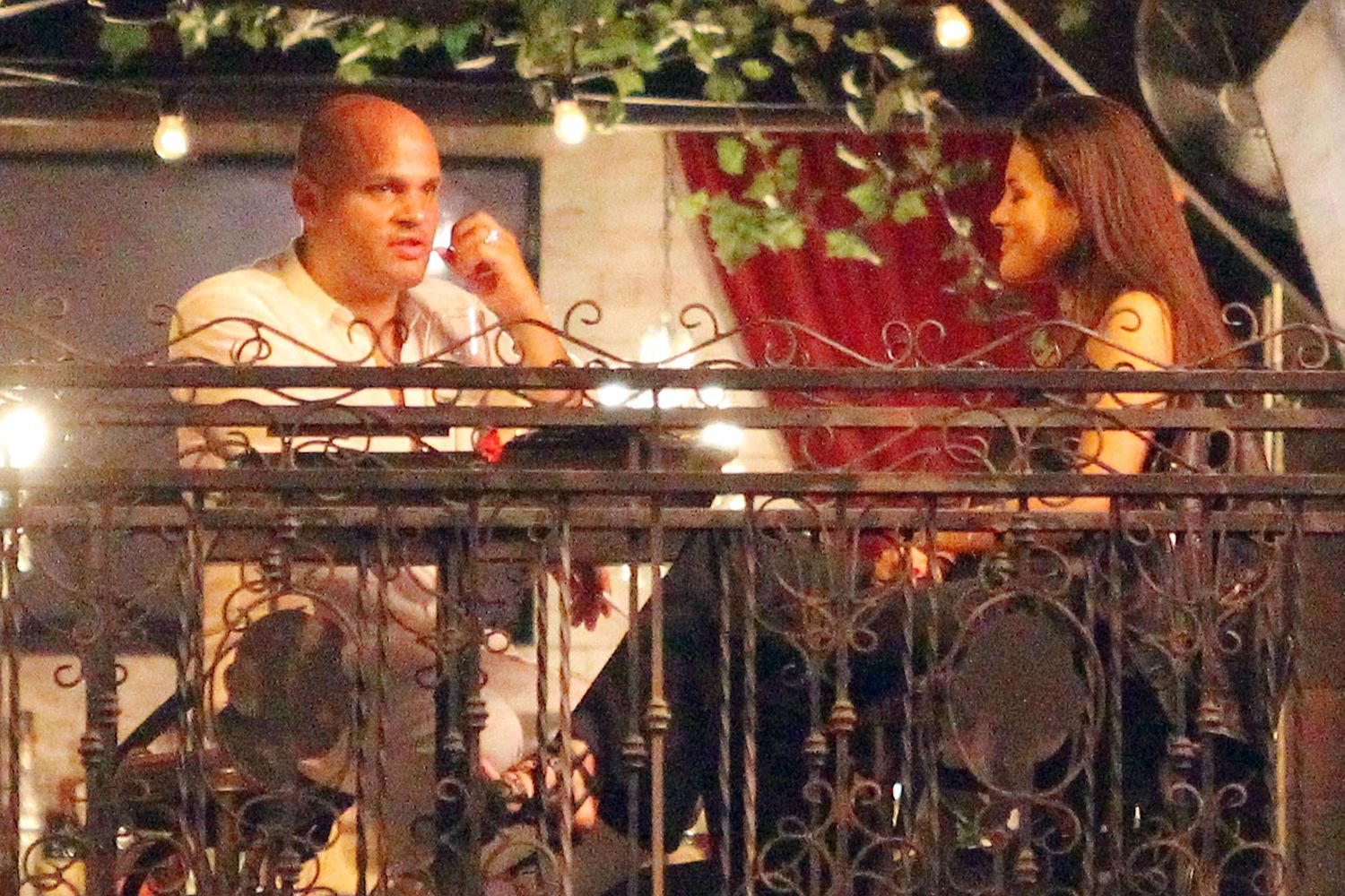 Probleme in casnicia fostei membre a trupei Spice Girls Mel B. Sotul ei, fotografiat intr-un bar cu o femeie mai tanara