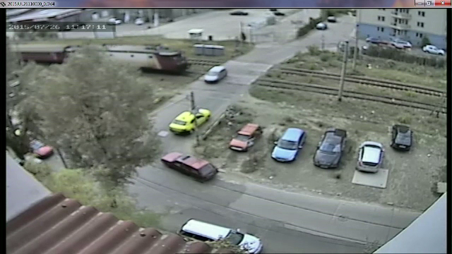 Cursa sinucigasa pentru un sofer incepator din Iasi, lovit in plin de un tren. Camerele au surprins momentul impactului