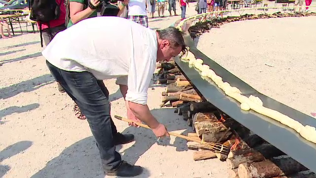 Sighisoara, orasul recordurilor in timpul festivalului. Localnicii spun ca au copt cel mai mare covrig din lume