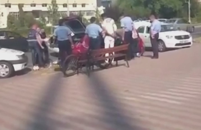 A furat o bicicleta si a ajuns la spital injunghiat. Patania unui englez la Baia Mare, dupa ce a combinat bautura cu droguri