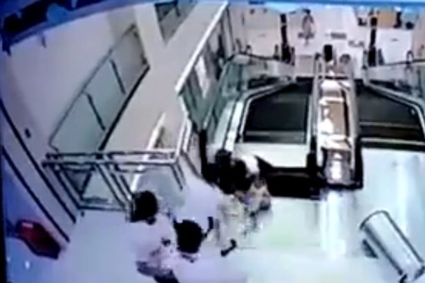 Incident infiorator intr-un mall. O femeie a murit dupa ce a fost "inghitita" de o scara rulanta. VIDEO