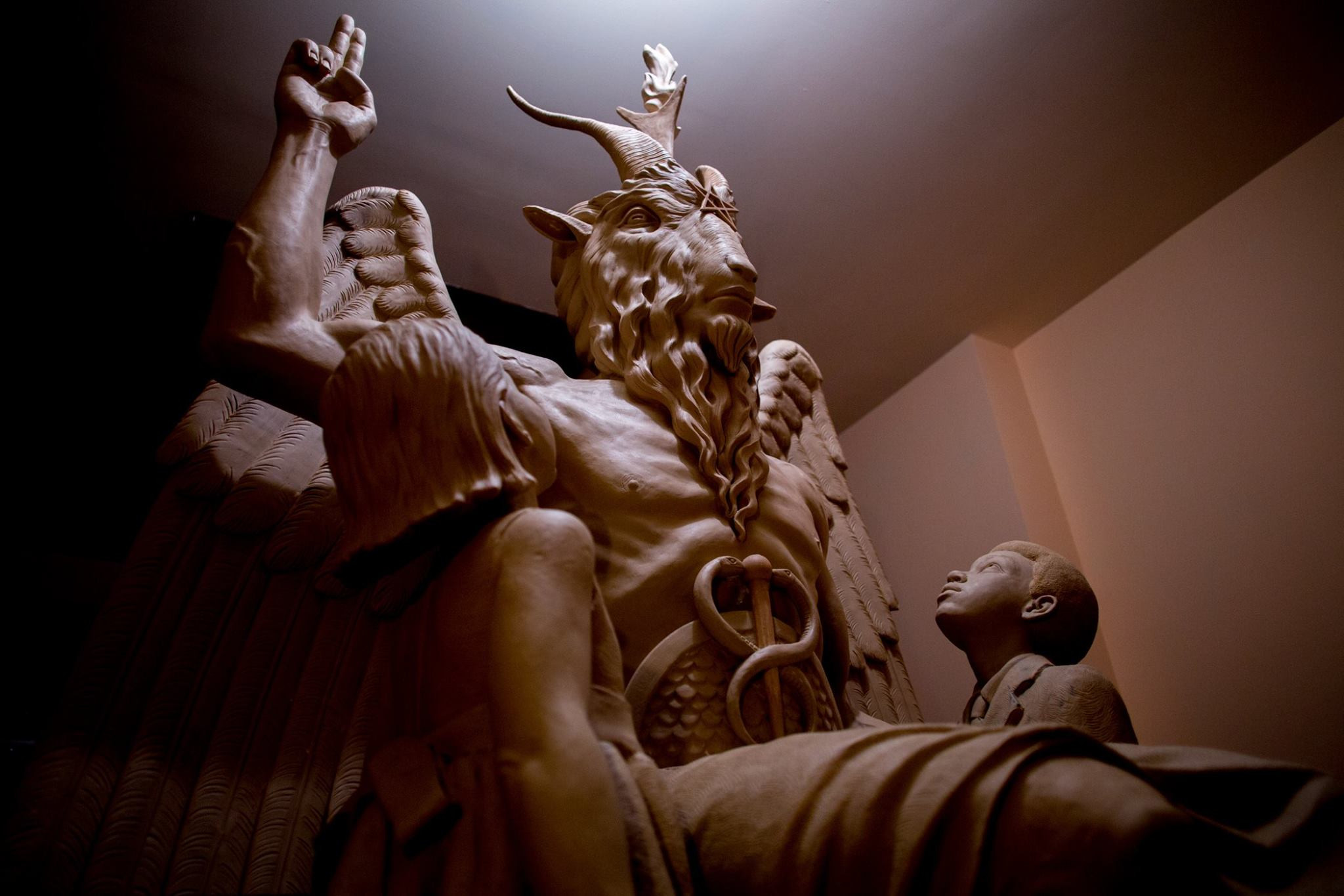 Satanistii americani au inaltat statuia unui demon in Detroit. Localnicii spun ca "se roaga pentru salvarea orasului"