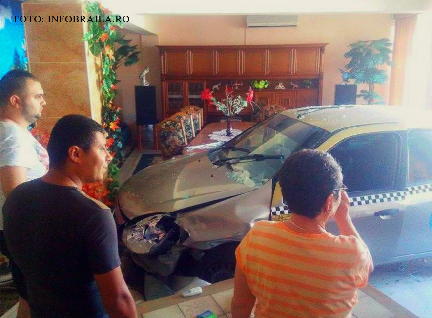 O familie din Braila s-a trezit cu un taxi in mijlocul sufrageriei. Cum a fost posibil accidentul