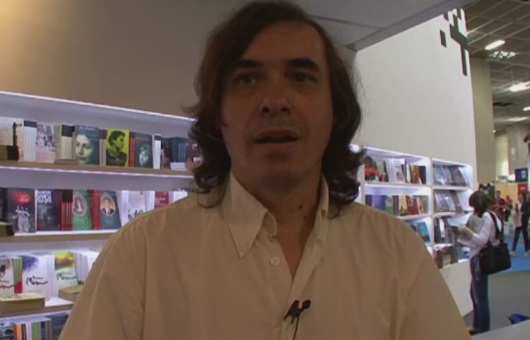 Zeci de mii de oameni au protestat în București. Manifestanții au aprins lanternele și au cântat imnul în fața Parlamentului