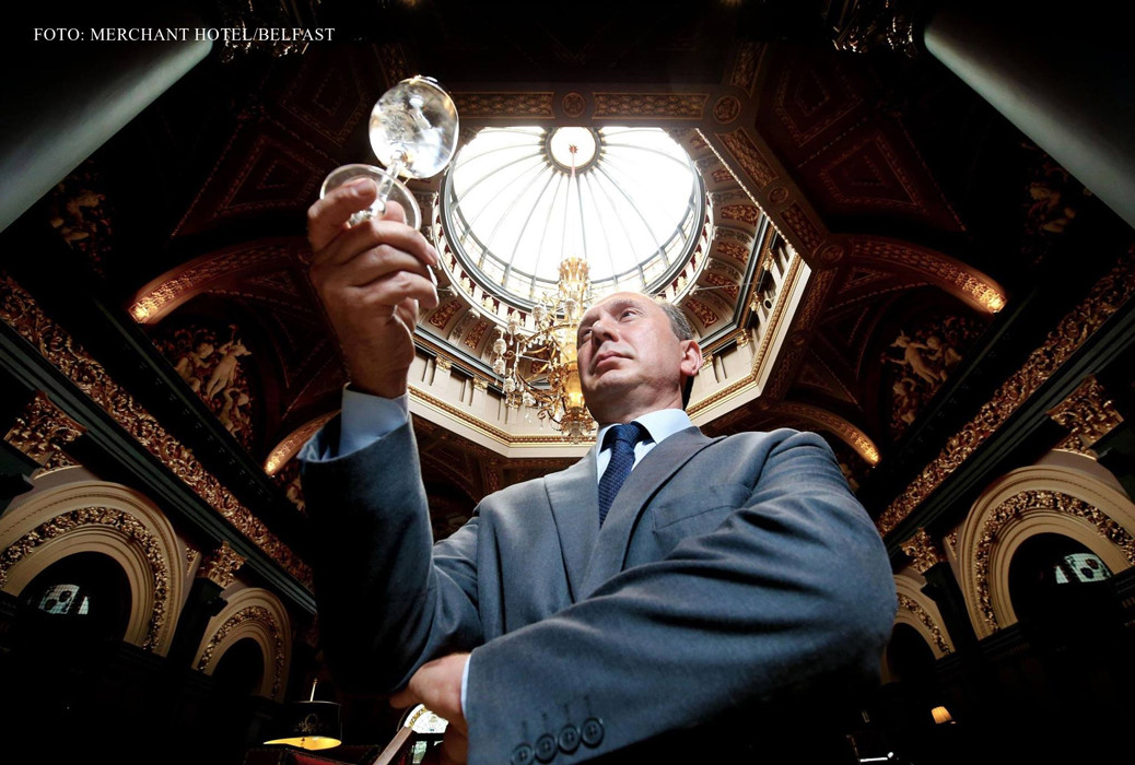 Un hotel din Irlanda de Nord a lansat “meniul de ape de lux”. Cat costa cea mai scumpa sticla de apa chioara