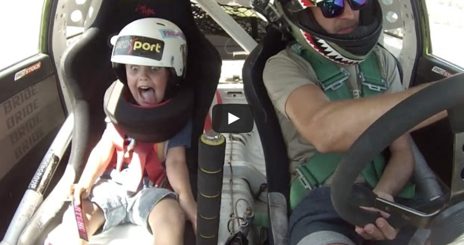 Si-a luat copilul la o cursa de drifturi si l-a pus pe scaunul din fata! Uite ce a urmat!