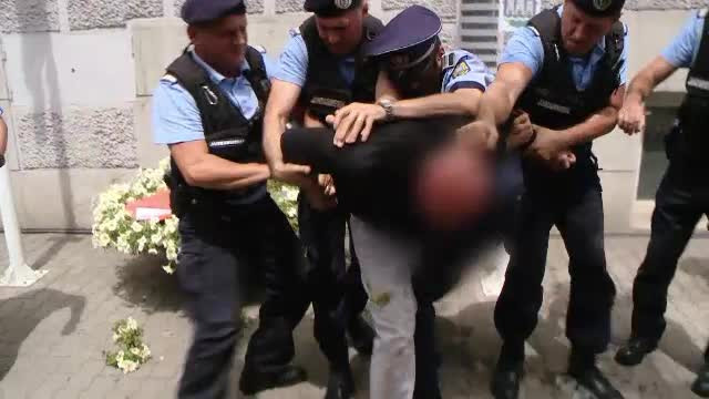 Momente tensionate in fata primariei din Timisoara. Un barbat care ameninta ca isi da foc a fost cu greu imobilizat