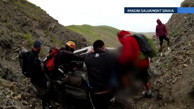 Un barbat de 35 de ani a murit dupa ce a cazut cu masina in prapastie. Famila a coborat din automobil cu cateva clipe inainte
