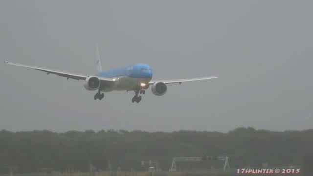 Imagini spectaculoase filmate in Olanda. Un pilot reuseste o aterizare la limita, in conditii de COD ROSU de furtuna