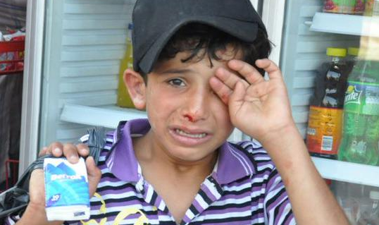 Imaginea care a induiosat internetul. Un baiat sirian refugiat in Turcia, batut crunt de un patron in fata restaurantului