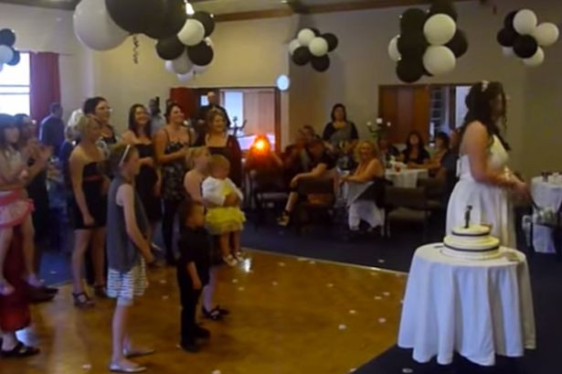 Imagini virale. Ce s-a intamplat cand o invitata a incercat sa prinda buchetul miresei. VIDEO