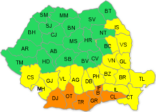 Canicula i-a facut pe bucuresteni sa apeleze la solutii extreme. Un tanar a facut baie in fantana, la Piata Unirii