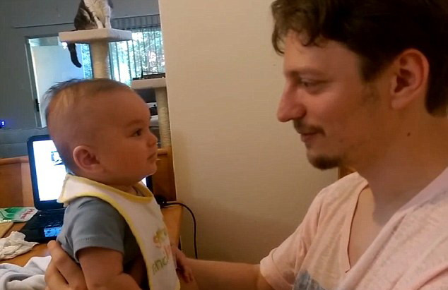 Clipul care a ajuns viral pe internet. Ce se intampla cu acest bebelus la cateva secunde dupa ce tatal ii spune "te iubesc"