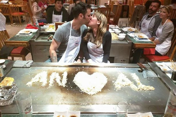 Detaliul stanjenitor care apare in poza de logodna a acestui cuplu: de ce au inceput toti sa rada