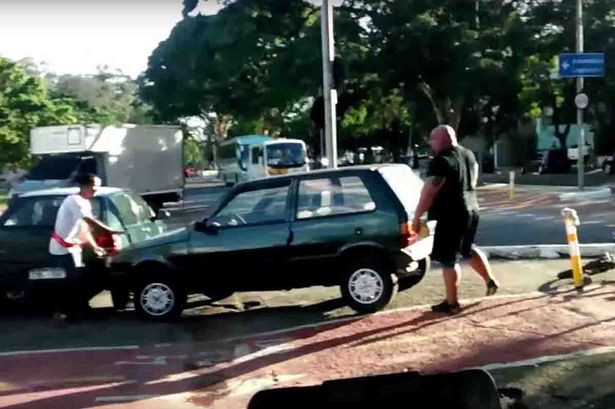 Reactia incredibila a unui ciclist dupa ce un sofer si-a parcat masina pe pista de biciclete. Martorii l-au felicitat. VIDEO