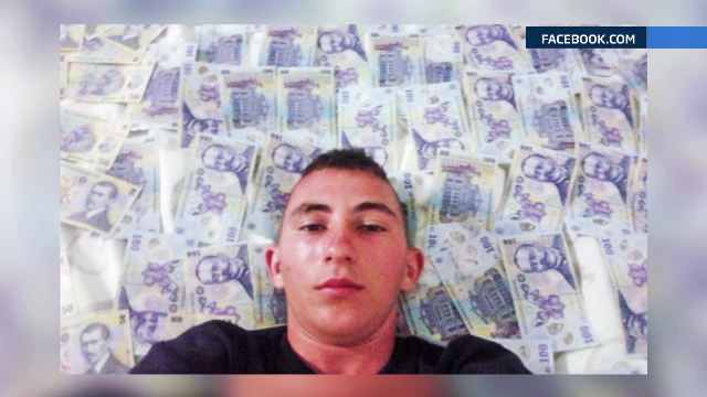 Hotul care s-a pozat pe patul de hotel cu banii furati de la turisti. Tupeul infractorilor atinge un nou nivel pe litoral